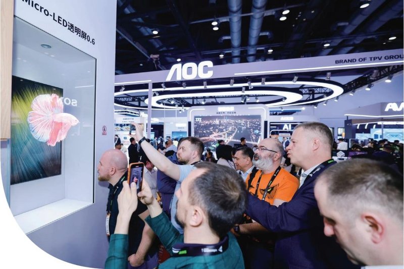 《企业家》杂志封面人物丨李军：“屏”实力让世界看见