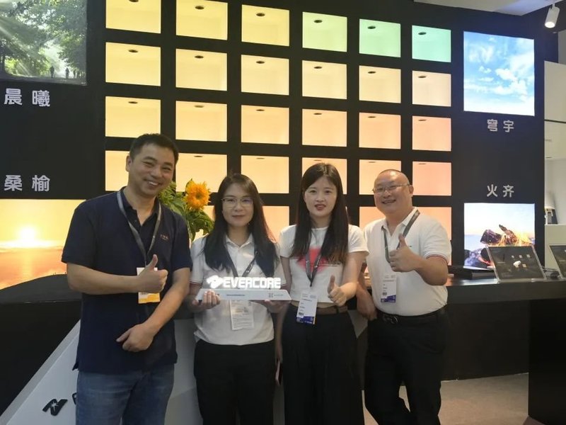 首日盛况：科技与光影的盛宴