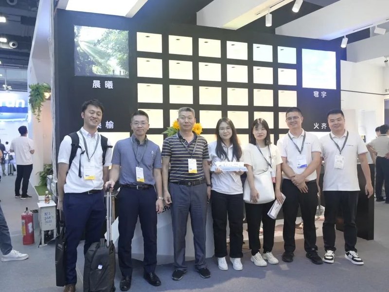 首日盛况：科技与光影的盛宴