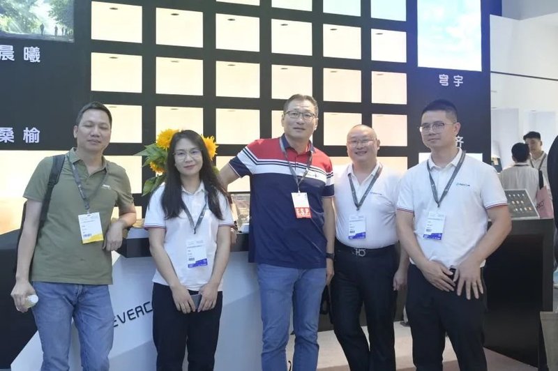 首日盛况：科技与光影的盛宴