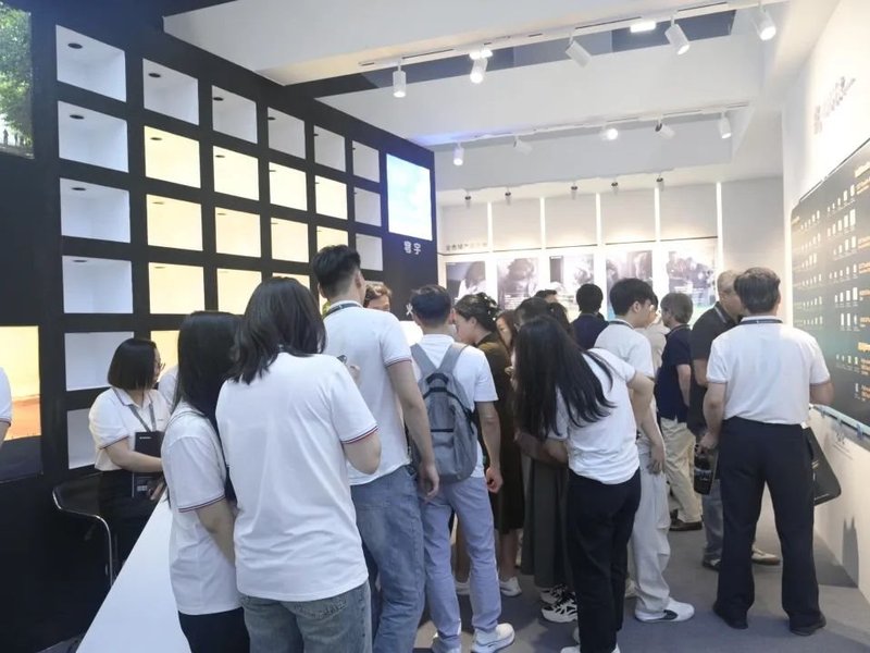 首日盛况：科技与光影的盛宴