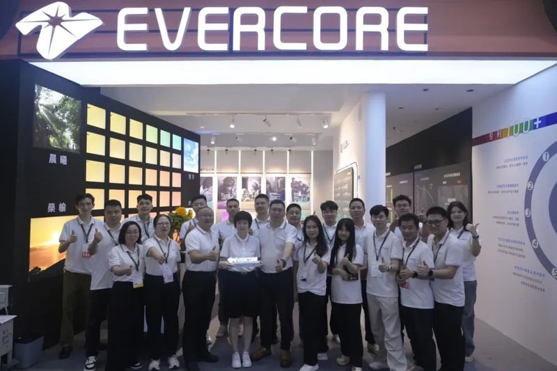 首日盛况：科技与光影的盛宴